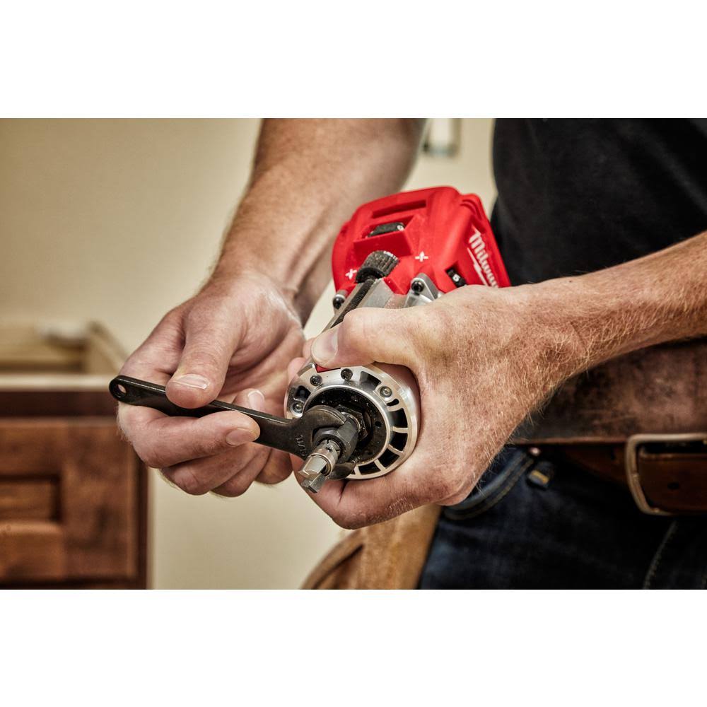M18 Fuel 18-Volt Lithium-Ion Brushless Cordless Compact Router with Offset Base and Plunge Base L5511