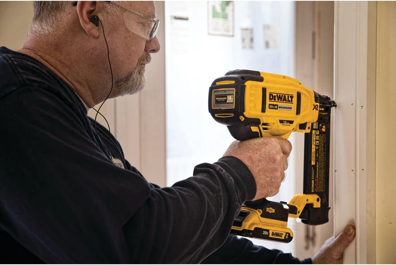 20V MAX* Cordless Brad Nailer Kit, 18GA D1204