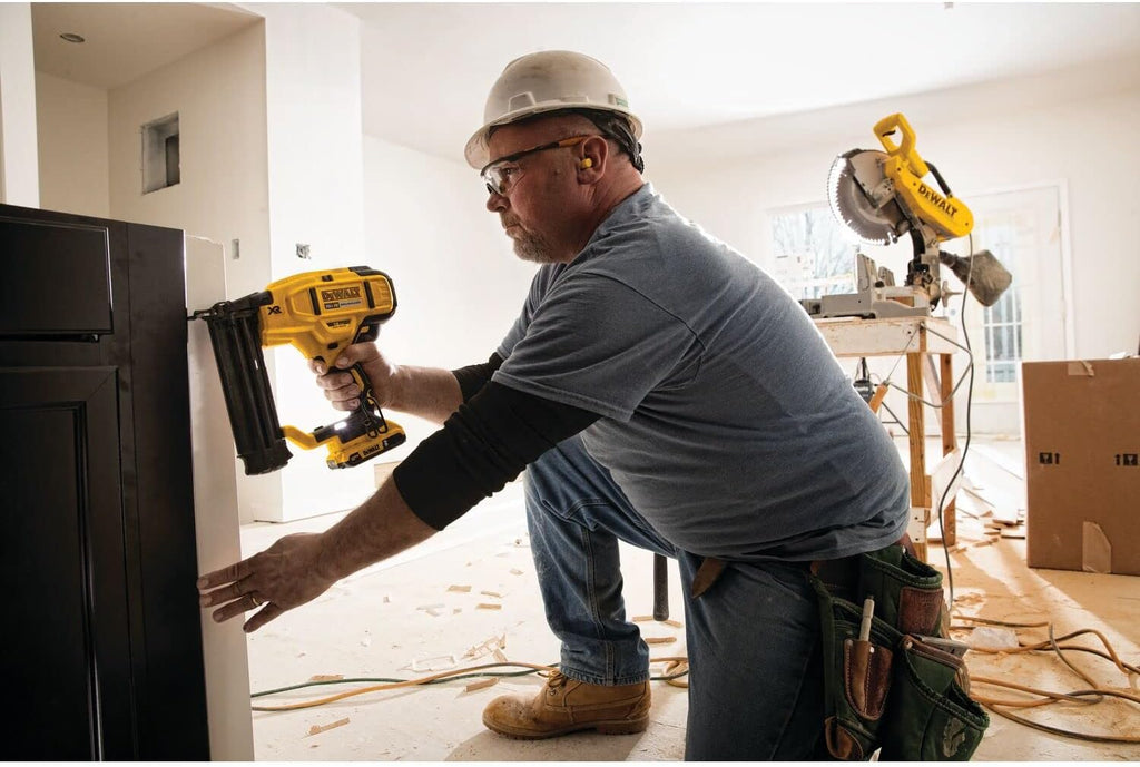 20V MAX* Cordless Brad Nailer Kit, 18GA D1204